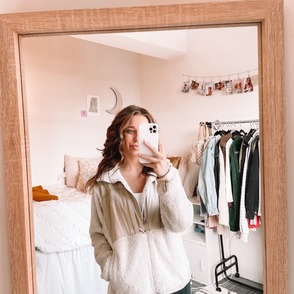 North Face Cream Zip Up Fleece!! - Picture 8 of 10